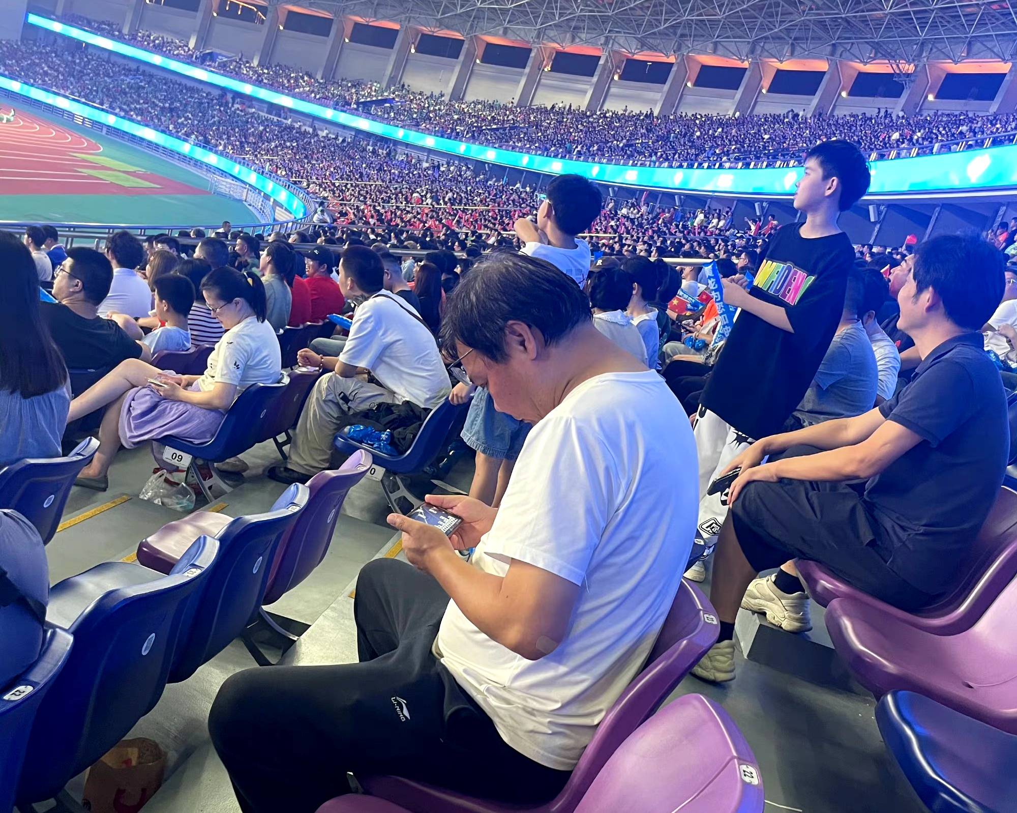 体育赛场尽显风采，观众喜迎亮点